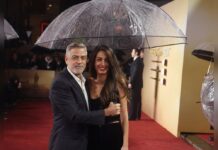 George und Amal Clooney mit Regenschirm in London.