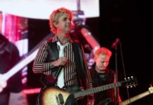 Billie Joe Armstrong mit seiner Band Green Day auf der Bühne.