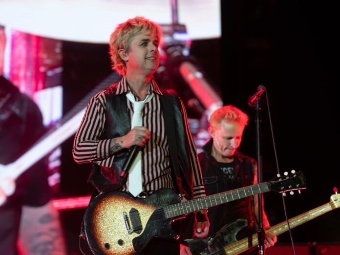 Billie Joe Armstrong mit seiner Band Green Day auf der Bühne.