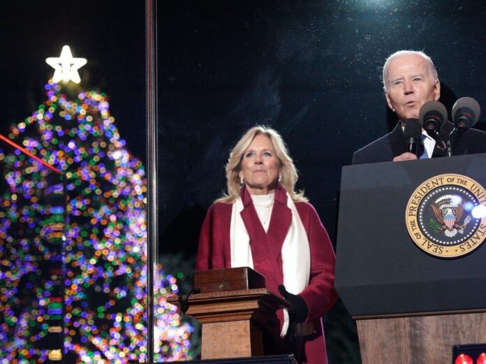 Joe Biden mit seiner Ehefrau Jill und dem erleuchteten Baum in Washington.