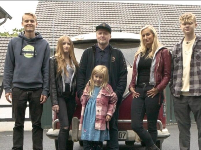 Joey Kelly und seine Familie - Ehefrau Tanja und die vier Kinder - haben sich zusammen auf eine grosse