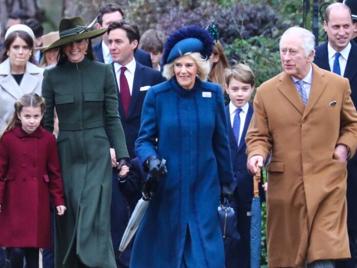 Gut gelaunt schritt die britische Königsfamilie im vergangenen Jahr zum Weihnachtsgottesdienst in der Kirche St. Mary Magdalene. Dieser steht auch 2023 wieder auf dem Programm der Royals.