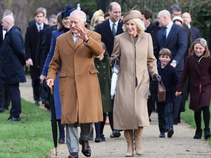 König Charles und Königin Camilla auf dem Weg zum Weihnachtsgottesdienst.