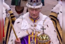 König Charles bei seiner Krönung in der Westminster Abbey.