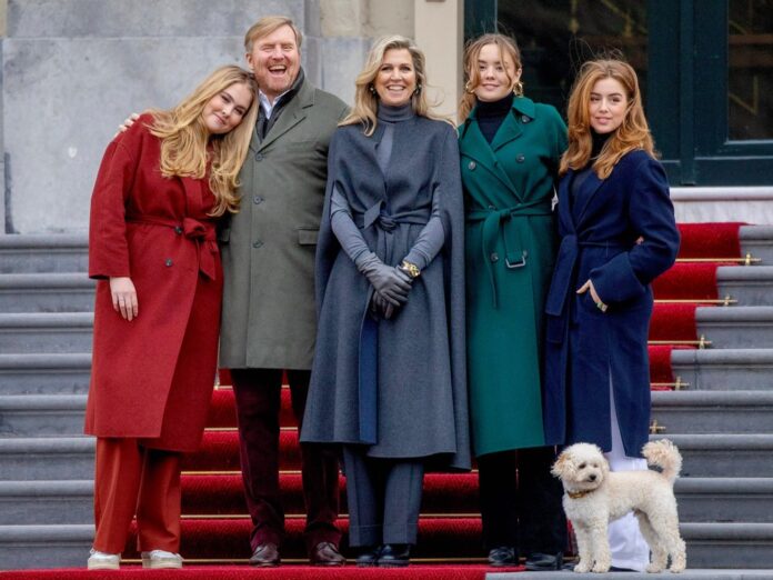 Willem-Alexander mit seiner Ehefrau und den Töchtern Prinzessin Amalia