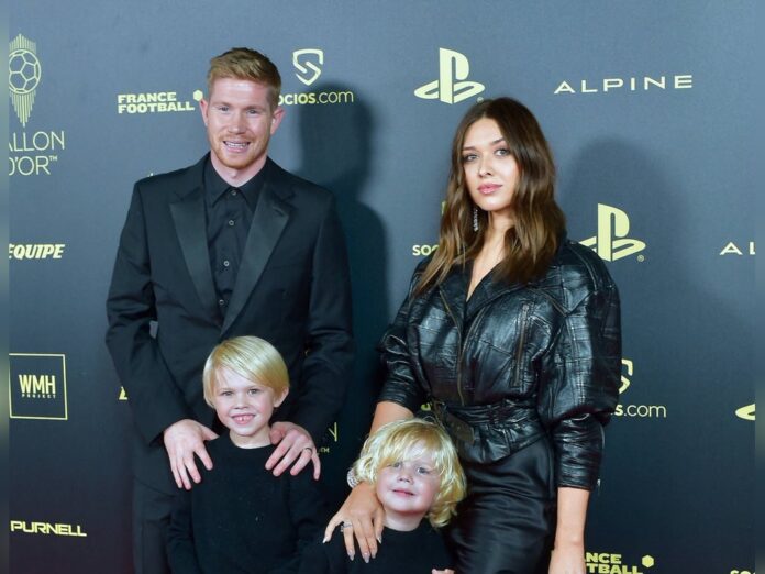 Kevin De Bruyne mit seiner Frau Michele und zwei seiner drei Kinder.