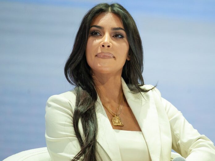 Kim Kardashian muss sich hin und wieder mit Spott im Netz auseinandersetzen.