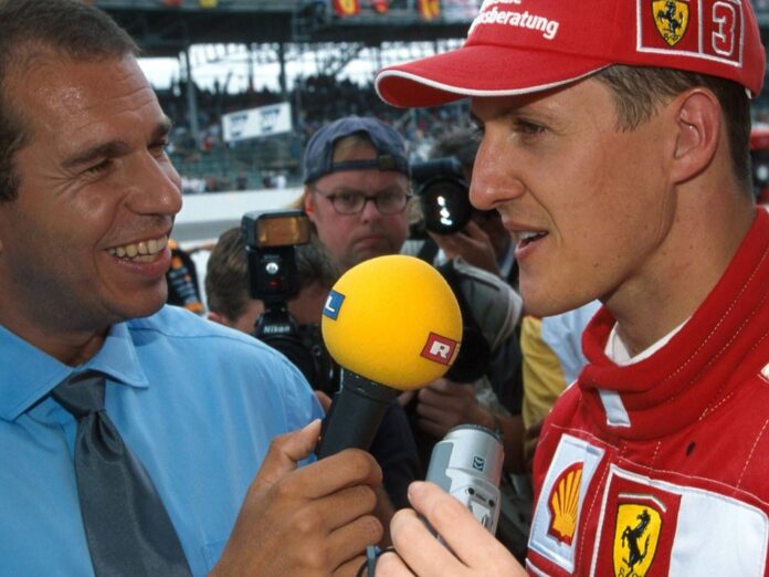 Kai Ebel interviewt Michael Schumacher beim Grossen Preis der USA im Jahr 2000.