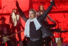 Hielt sich mit Handschuhen und Schal warm: Robbie Williams auf der Bühne in Schladming.