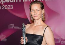 Sandra Hüller mit ihrem Europäischen Filmpreis.