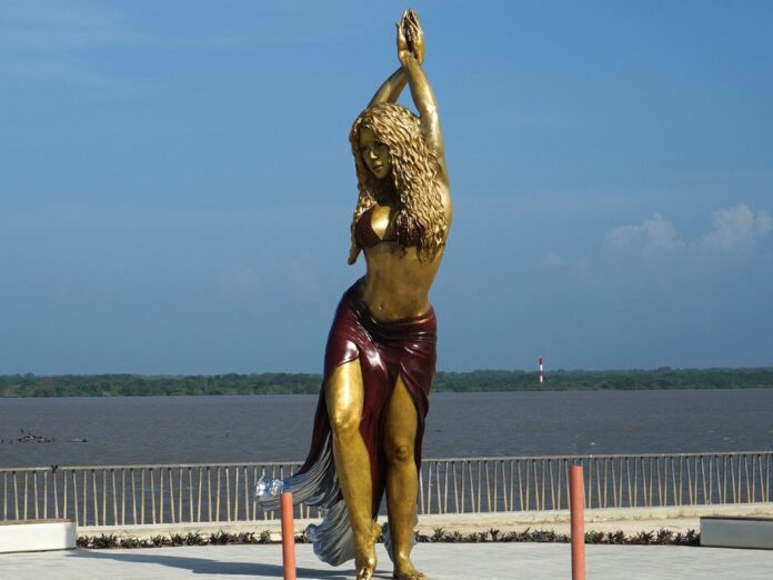 Shakira ist in ihrer Heimatstadt in Kolumbien mit einer riesigen Statue samt Hüftschwung geehrt worden.