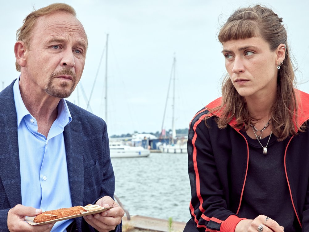 Sophie Pfennigstorf und Alexander Held in "Stralsund - Tote Träume".