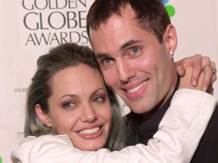 Angelina Jolie und ihre Bruder James Haven zeigten sich früher innig auf den roten Teppich und sorgten mit Küssen für etliche Schlagzeilen.