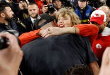 Süsser Moment inmitten der Massen: Nach dem Sieg gegen die Baltimore Ravens fallen sich Taylor Swift und Travis Kelce um den Hals.