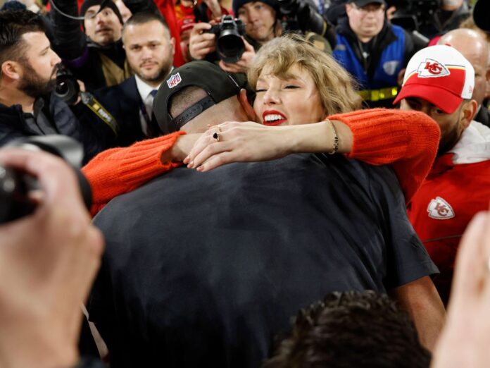 Süsser Moment inmitten der Massen: Nach dem Sieg gegen die Baltimore Ravens fallen sich Taylor Swift und Travis Kelce um den Hals.