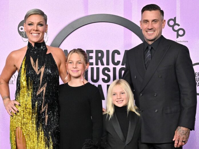 Pink und Carey Hart mit ihren gemeinsamen Kindern Willow und Jameson (r.).