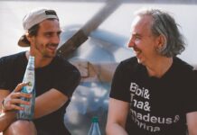 Fynn Kliemann und Olli Schulz (re.) bei den Dreharbeiten für "Das Hausboot".