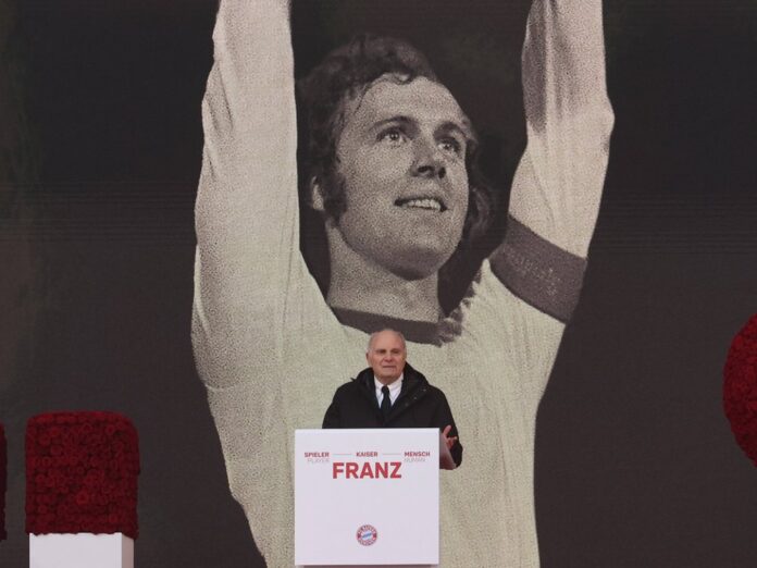 Uli Hoeness während der Gedenkfeier für Franz Beckenbauer in der Münchner Allianz Arena.
