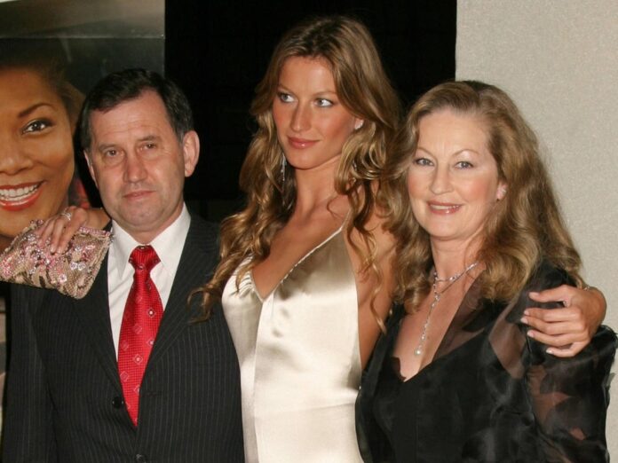 Gisele Bündchen mit ihren Eltern Vânia und Valdir im Jahr 2004 in New York City.