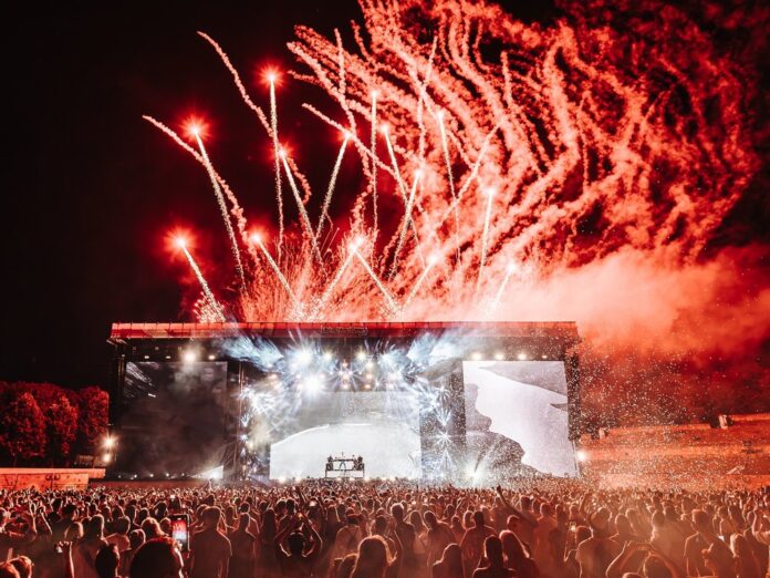 Livemusik und Feuerwerk gehörten auf dem Lollapalooza Berlin 2023 fest zusammen.