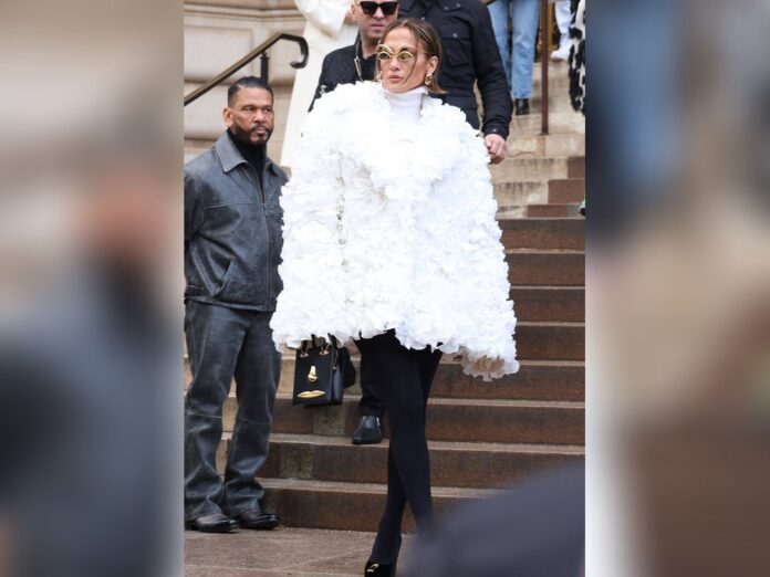 Jennifer Lopez überrascht mit schrägem Outfit.