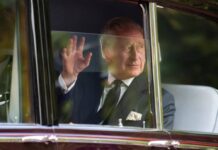 König Charles III. ist am Donnerstag in einer Limousine Richtung Buckingham Palast gesichtet worden.