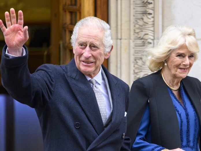 König Charles III. verlässt am Montagnachmittag das Krankenhaus. An seiner Seite: Königin Camilla.