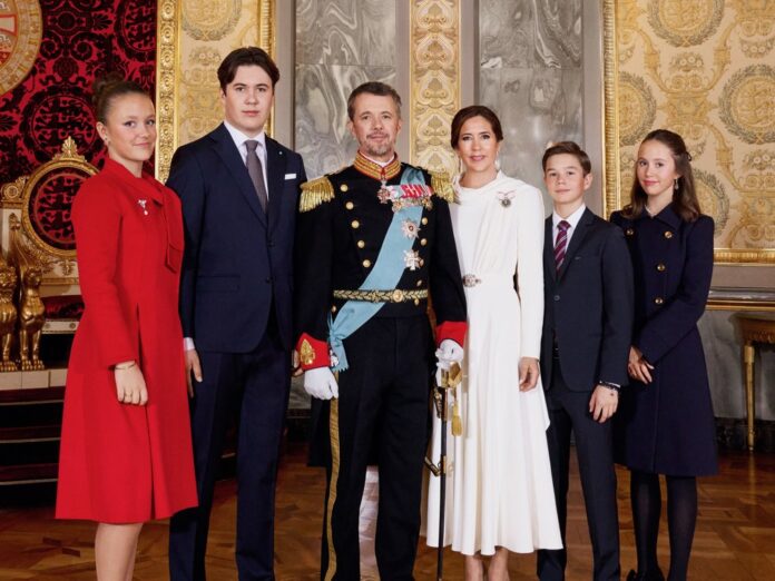 Das Königspaar Frederik X. und Mary umgeben von seinen vier Kindern Prinzessin Isabella