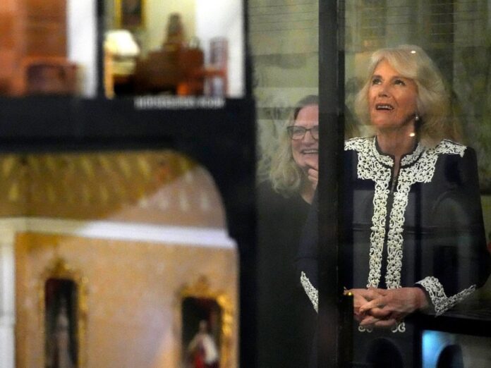 Königin Camilla sieht sich während eines Empfangs auf Schloss Windsor Queen Mary's Dolls' House an.