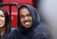 Hier waren sie definitiv noch echt: Kanye West zeigt seine Zähne.