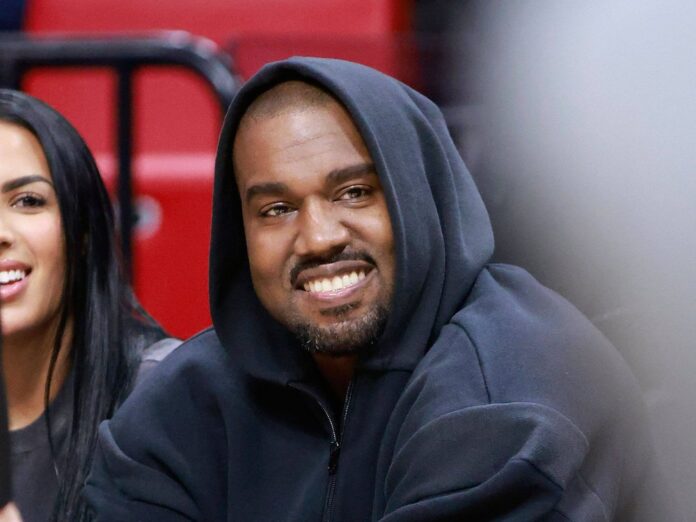 Hier waren sie definitiv noch echt: Kanye West zeigt seine Zähne.
