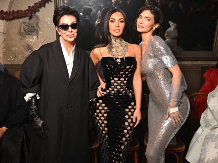 Kris Jenner (l.) mit ihren Töchtern Kim Kardashian und Kylie Jenner.