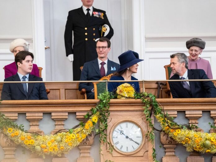 Kronprinz Christian (l.) sitzt neben seinen Eltern