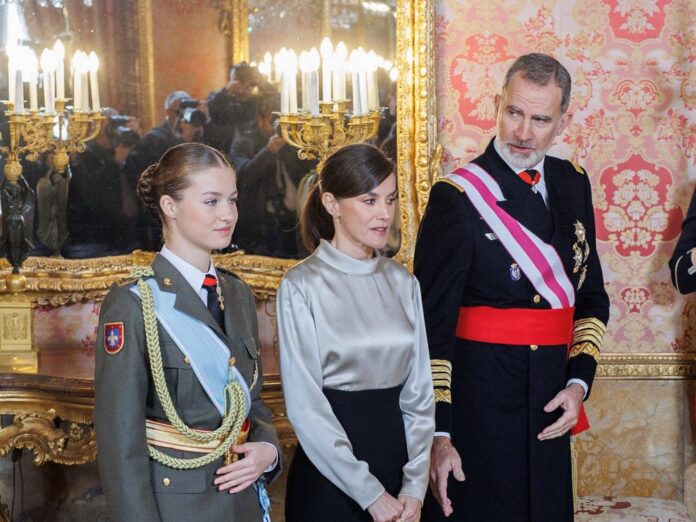 Neben ihren Eltern Letizia und Felipe legte Leonor in Uniform einen perfekten Auftritt hin.