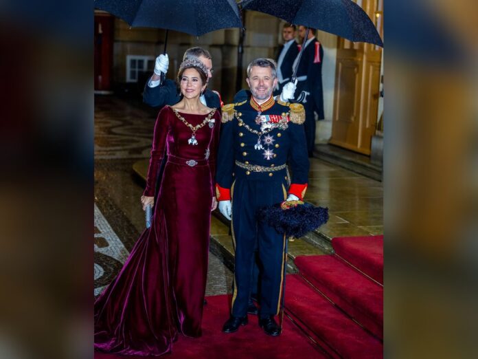 Das Kronprinzenpaar Mary und Frederik beim Neujahrsbanketts der dänischen Königsfamilie.