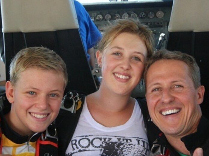 Mick und Gina Schumacher mit ihrem Papa Michael Schumacher (r.).
