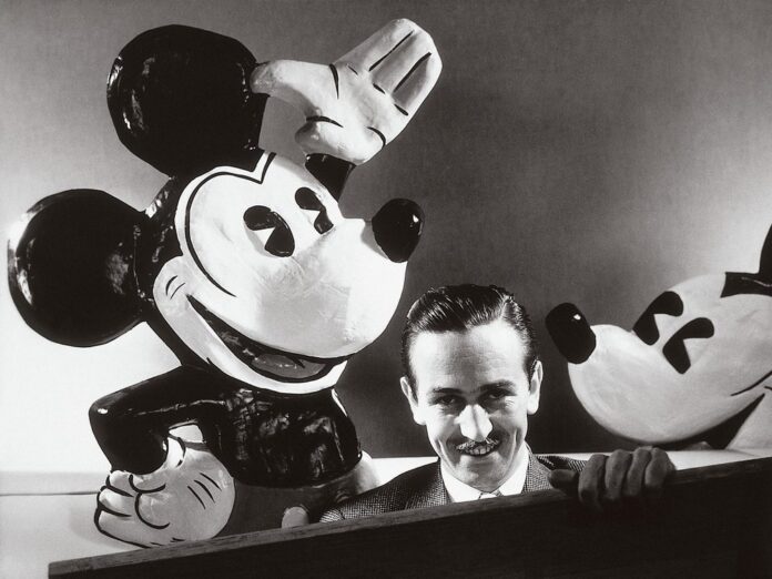 Walt Disney mit seiner Erfindung Micky Maus: Die berühmte Figur steht nun seit Anfang 2024 in den USA nicht mehr unter Urheberrechtsschutz.