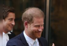 Prinz Harry im vergangenen Sommer beim Verlassen des Londoner High Courts nach seiner Aussage.