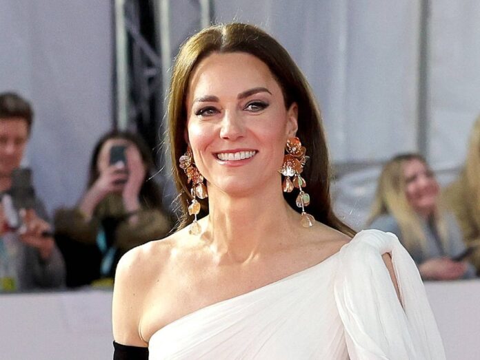 Bei den British Academy Film Awards im Februar 2023 hat Prinzessin Kate in einer weissen Robe von Alexander McQueen alle Blicke auf sich gezogen. Besonderer Hingucker dazu: Statement-Ohrringe der Marke Zara.
