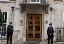 Polizisten bewachen den Eingang zur The London Clinic
