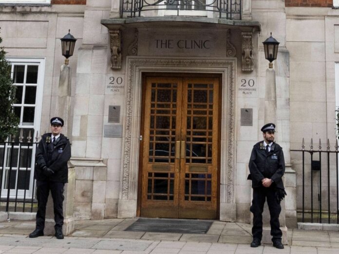 Polizisten bewachen den Eingang zur The London Clinic
