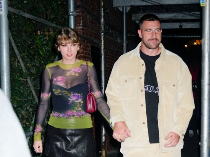 Taylor Swift und Travis Kelce verlassen ein Restaurant in New York im Oktober 2023.