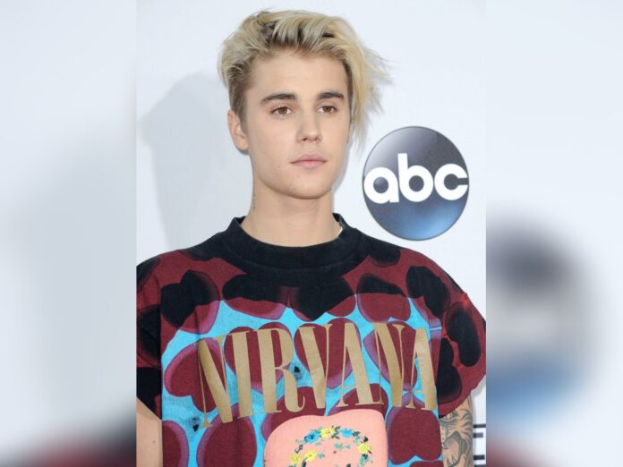 Justin Bieber mit einem Nirvana-T-Shirt bei den American Music Awards 2015.