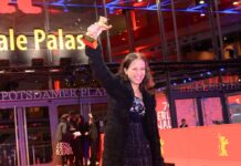 Die französische Regisseurin Mati Diop freut sich über den Goldenen Bären für den besten Film