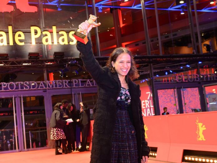 Die französische Regisseurin Mati Diop freut sich über den Goldenen Bären für den besten Film