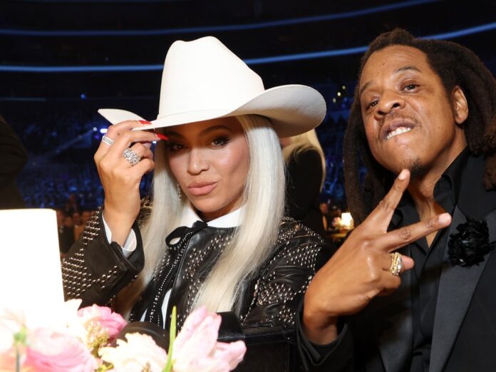 Beyoncé mit ihrem Ehemann Jay-Z bei der diesjährigen Grammy-Verleihung - inklusive Cowboy-Hut.