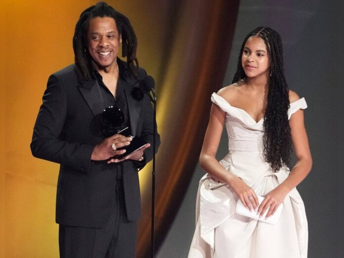 Jay-Z zusammen mit seiner Tochter Blue Ivy auf der Bühne bei den Grammys 2024.