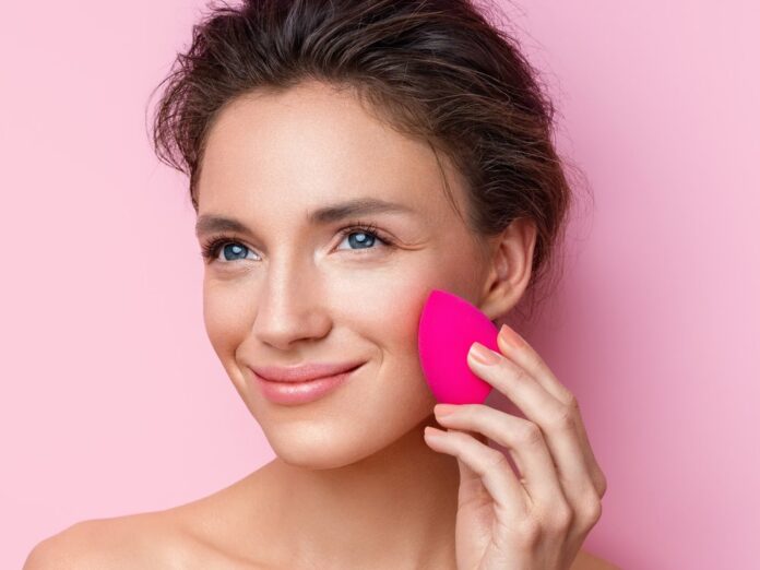 Foundation oder Concealer: Richtig angewendet können beide Make-up-Produkte für einen ebenmässigen Teint sorgen.