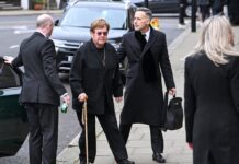 Elton John und David Furnish besuchen eine Trauerfeier.
