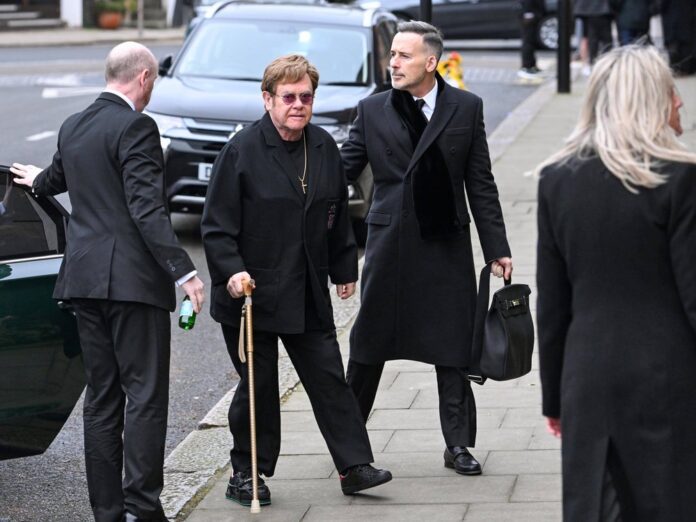 Elton John und David Furnish besuchen eine Trauerfeier.